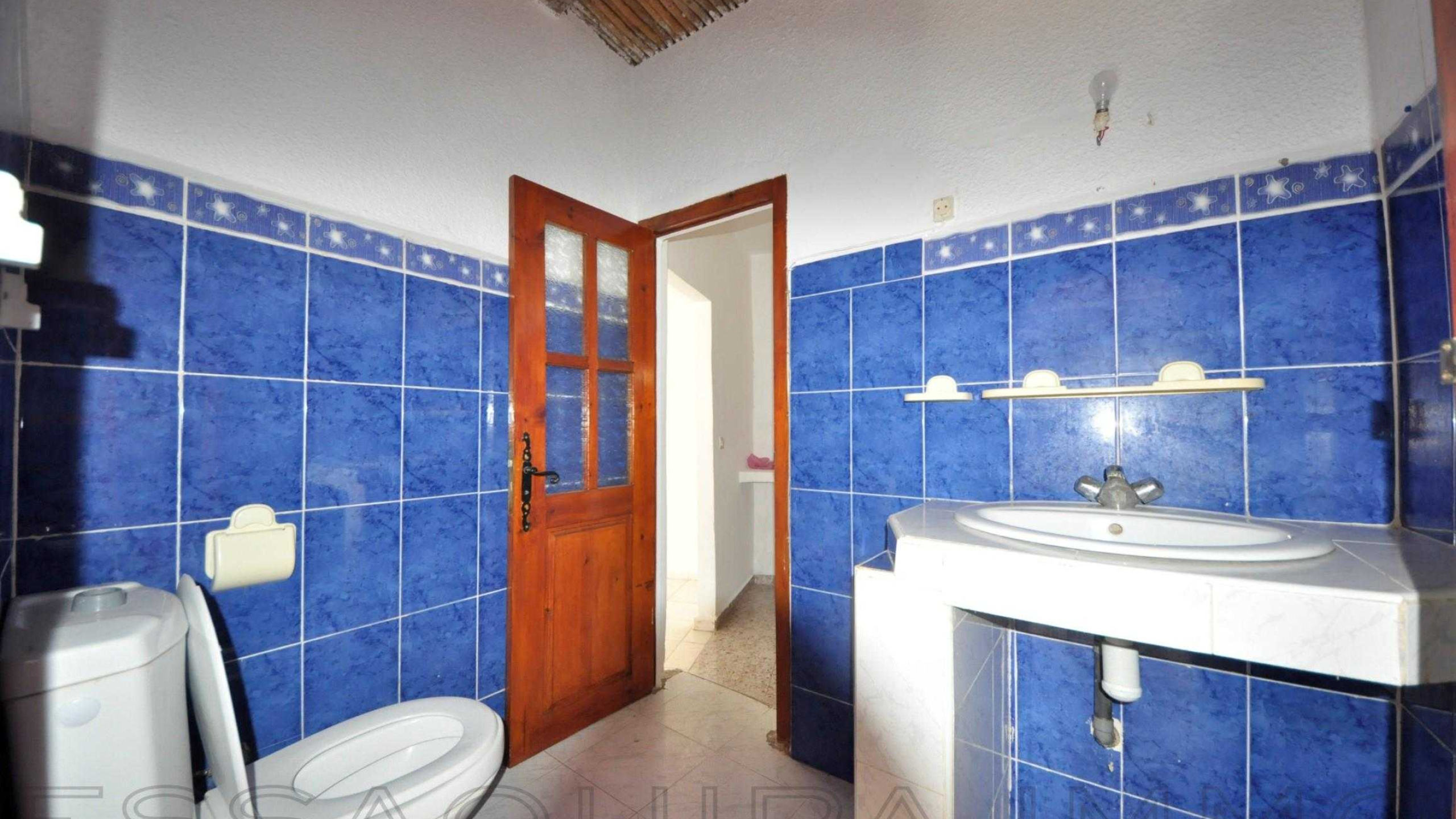 maison avec 2 chambres et 1 salle de bain