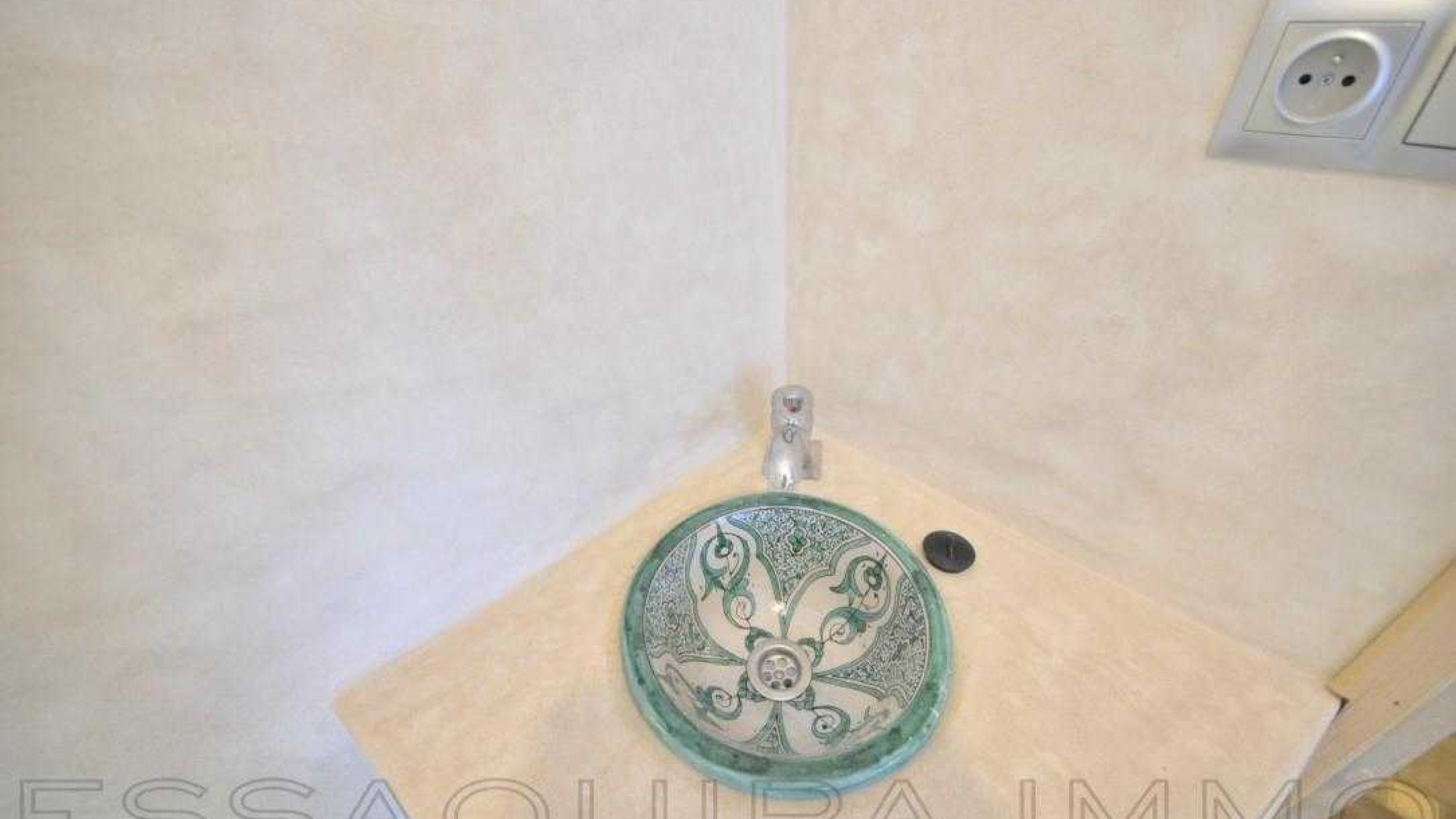 maison avec 2 chambres et 1 salle de bain