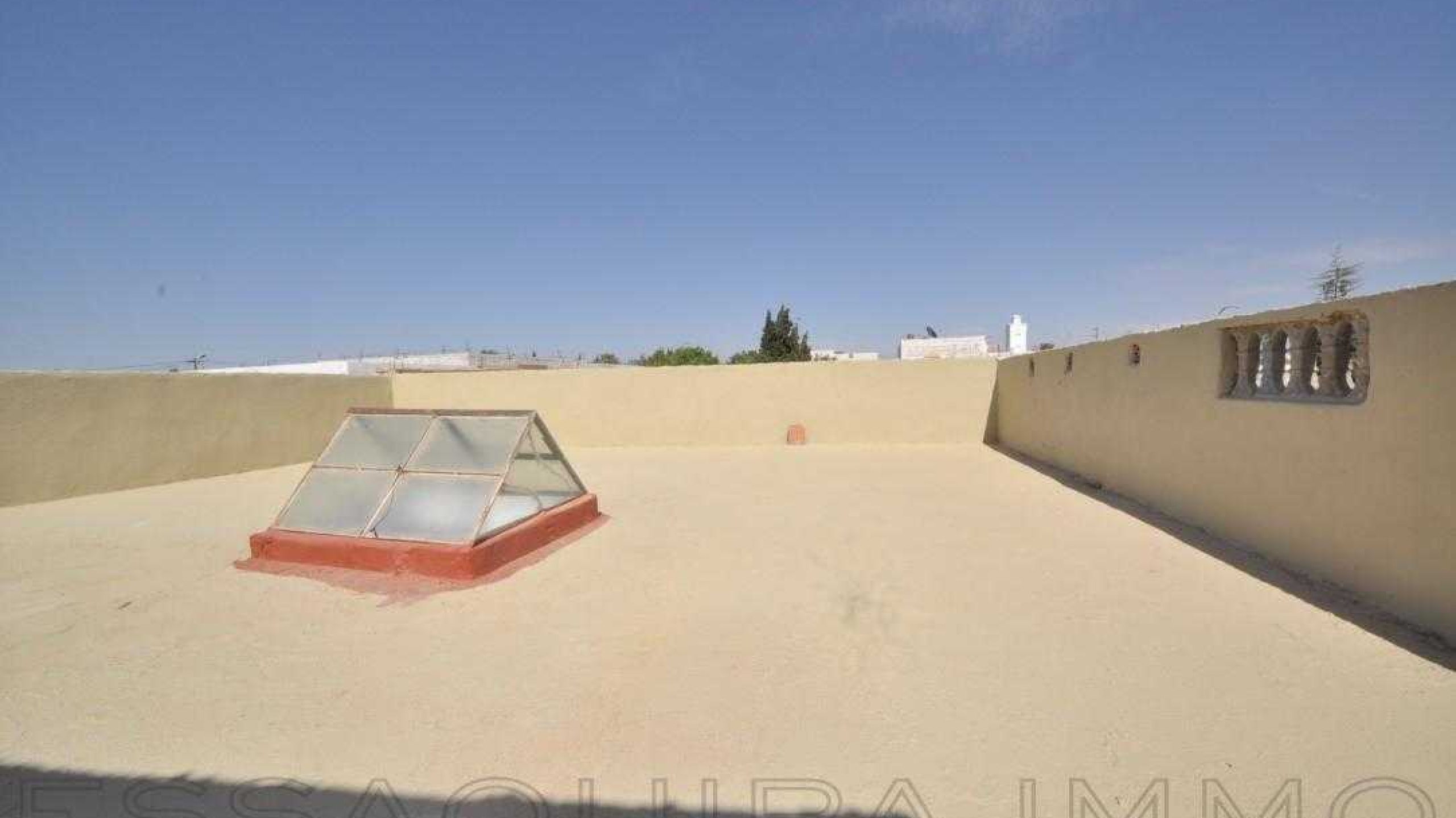 maison avec 2 chambres et 1 salle de bain