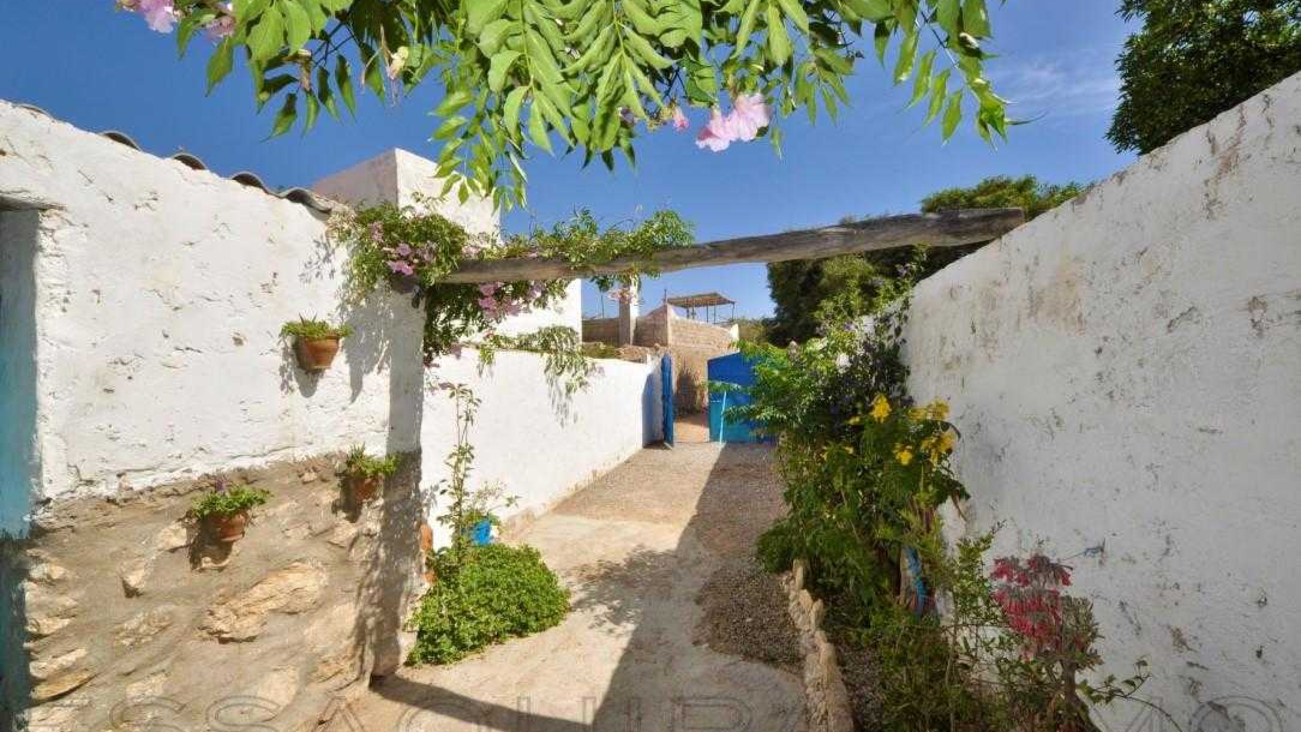 maison avec 2 chambres et 1 salle de bain