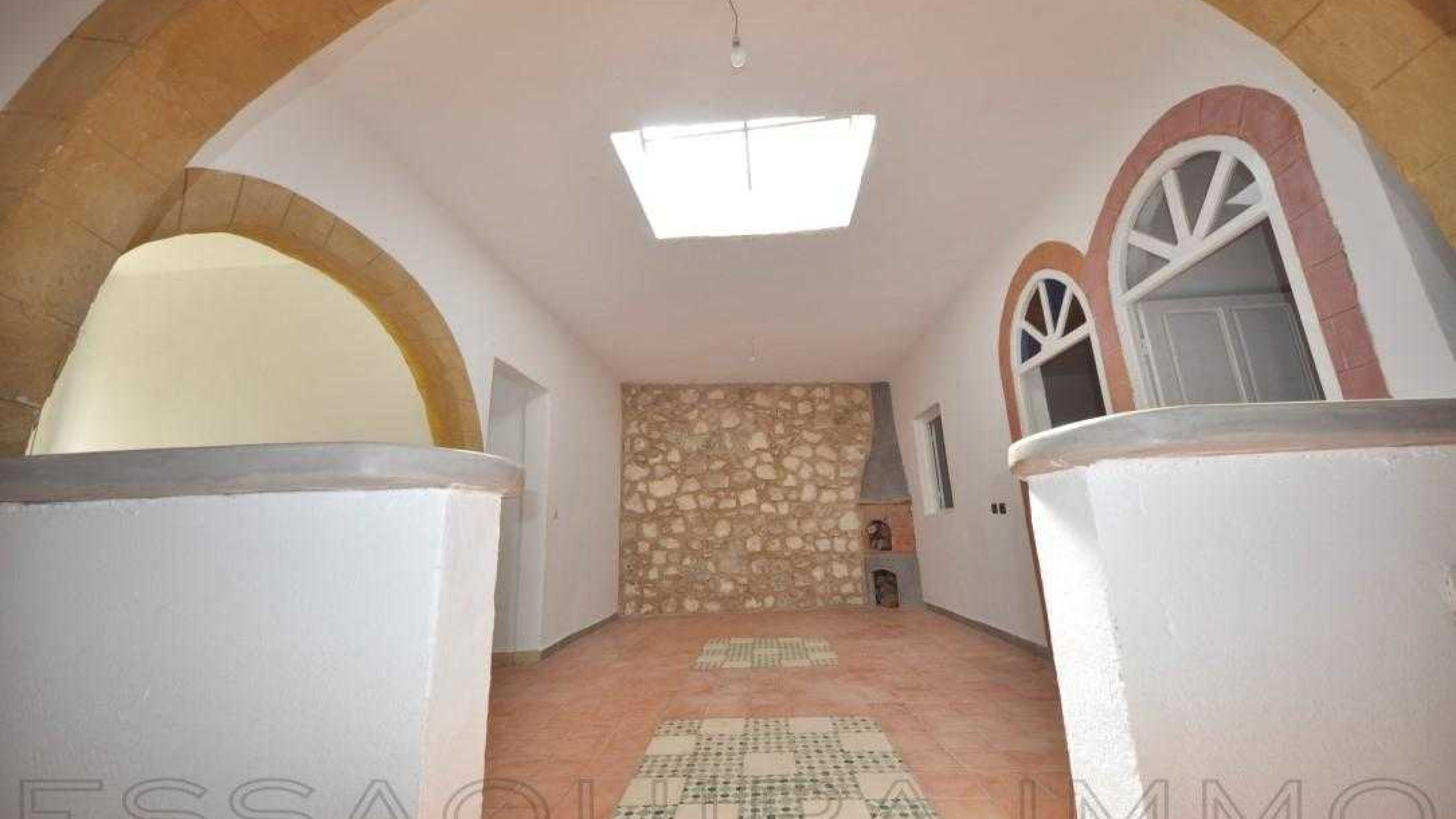 maison avec 2 chambres et 1 salle de bain