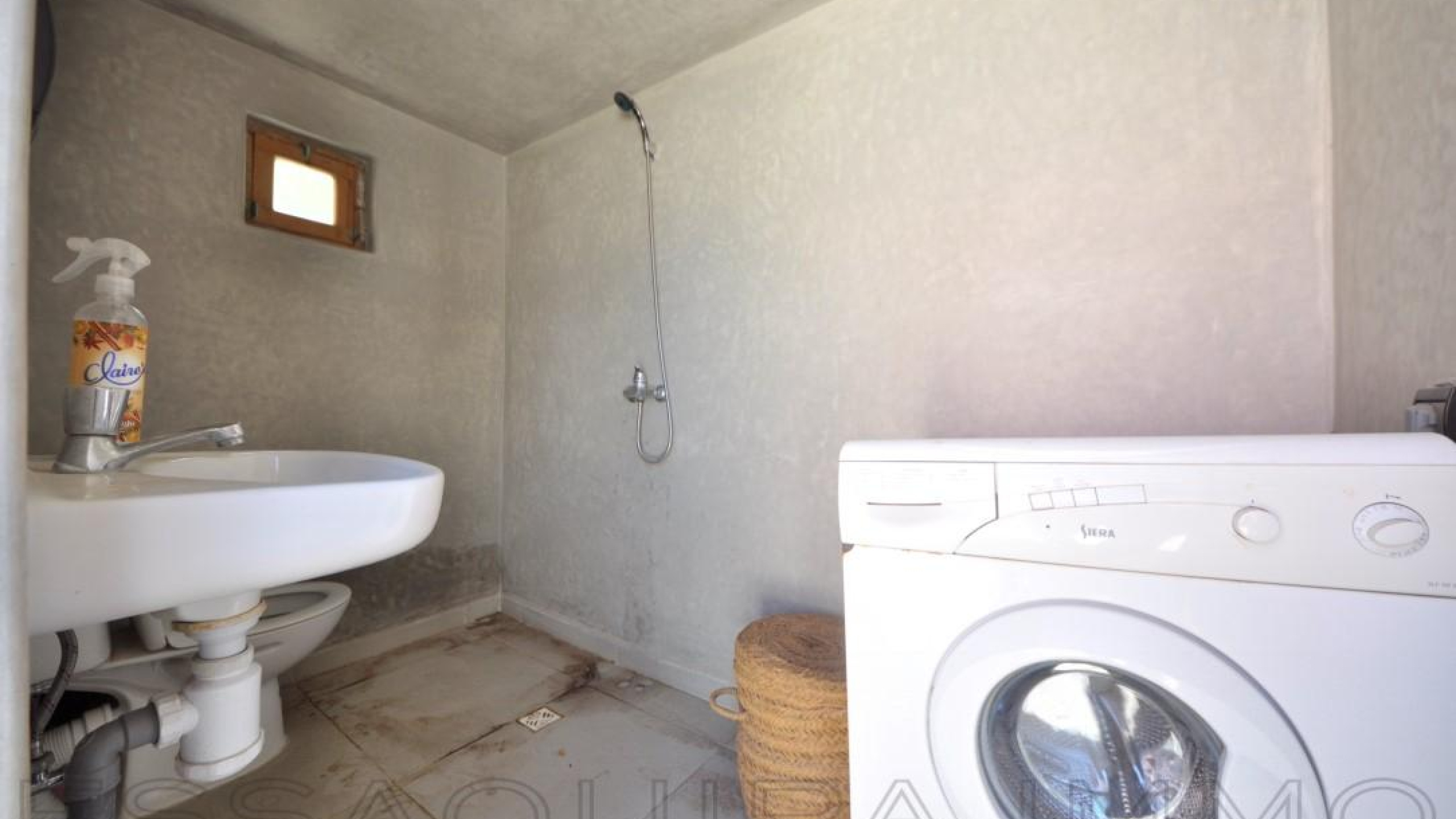 maison avec 1 chambre et 2 salles de bain