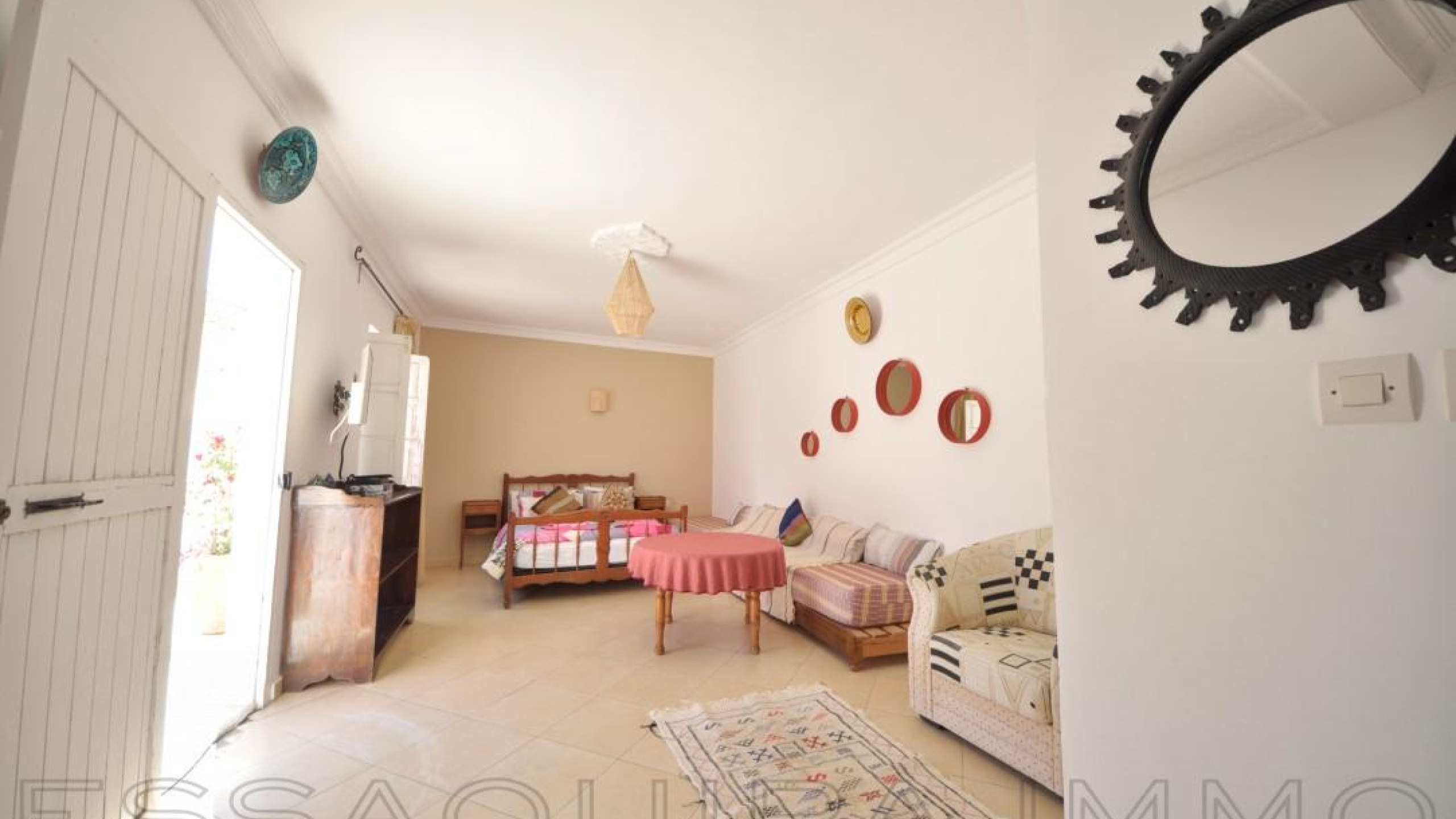 maison avec 1 chambre et 2 salles de bain