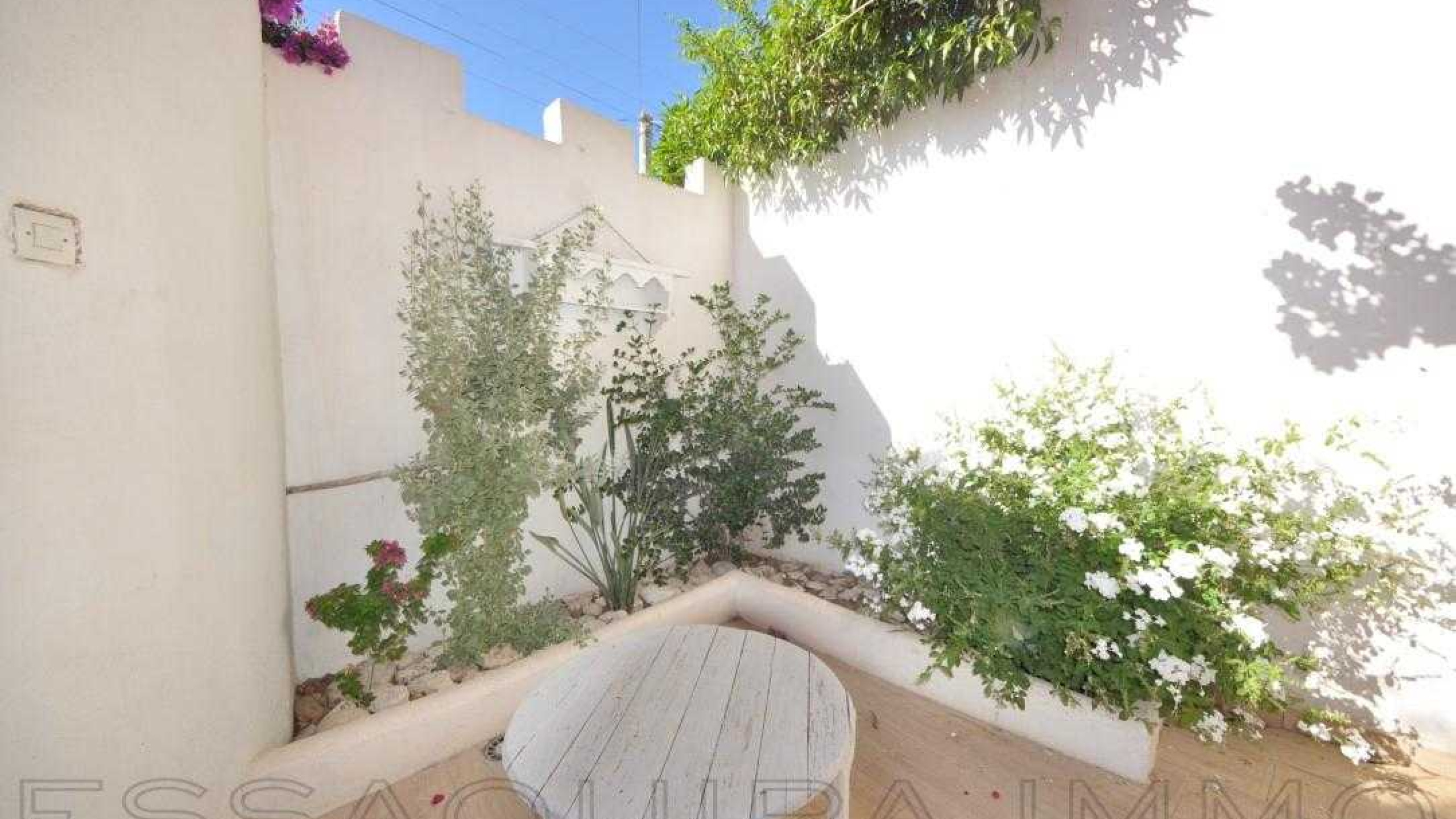 maison avec 2 chambres et 1 salle de bain