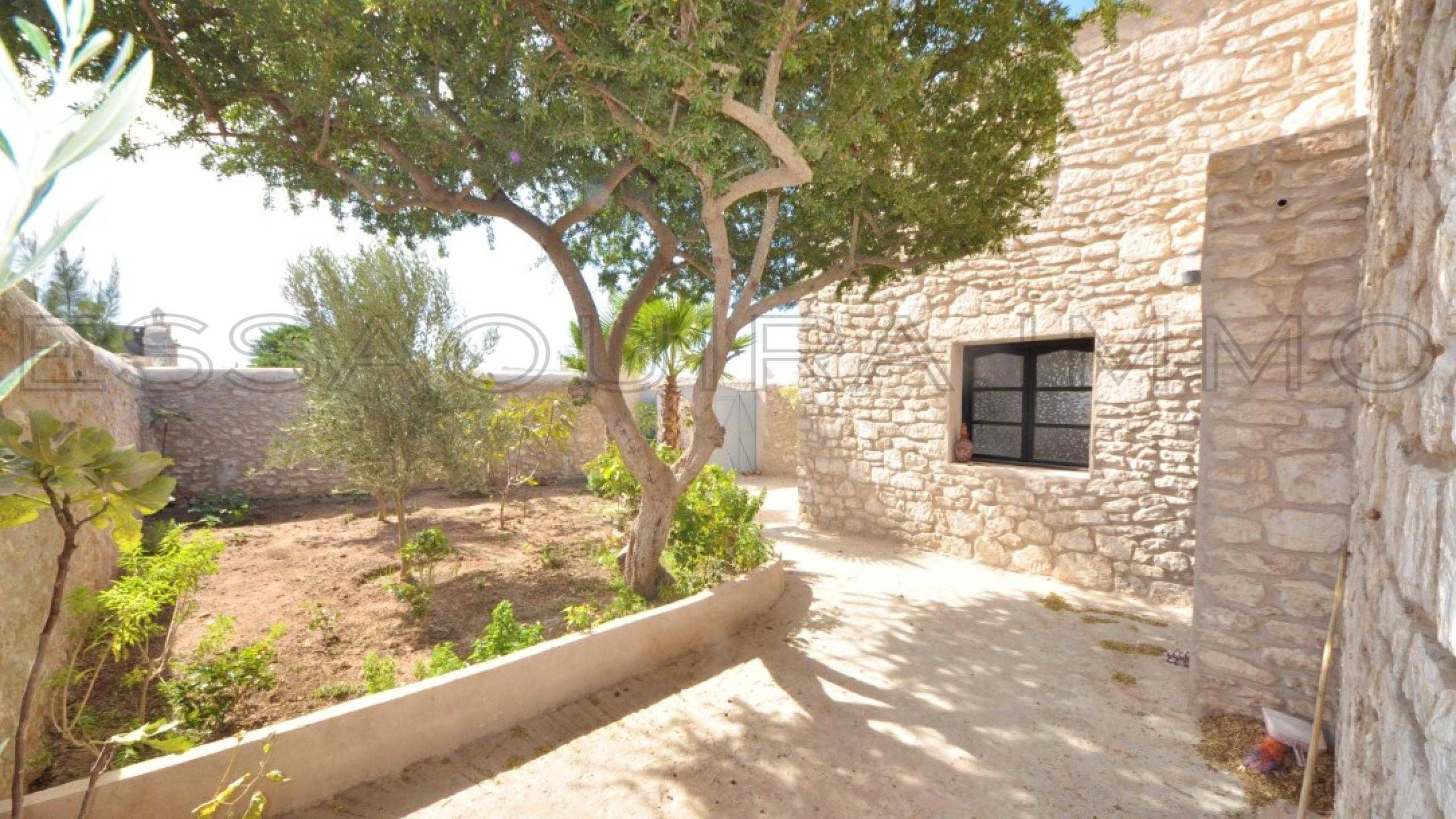 maison avec 1 chambre et 1 salle de bain