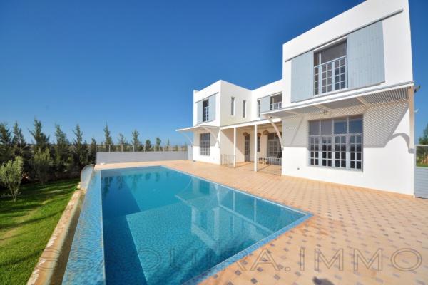 Vue panoramique d'une villa avec piscine 